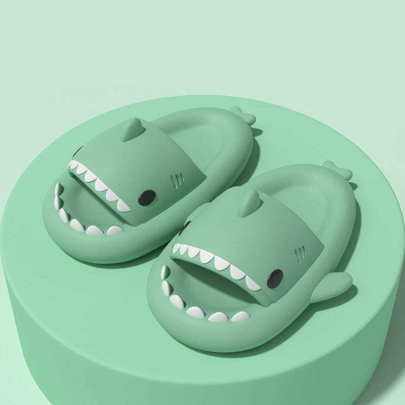 Pantoufles de requin mignonnes d'été
