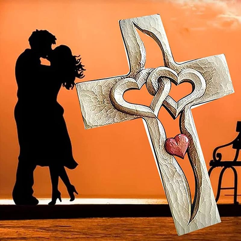 Cruz de madera tallada en forma de corazón